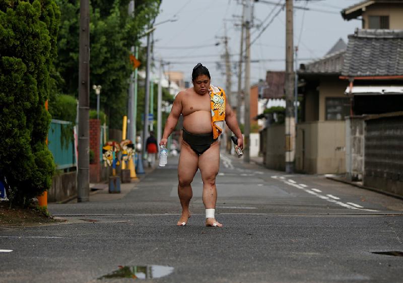 Để trở thành võ sĩ sumo thực thụ, những người ngoại quốc phải từ bỏ quốc tịch gốc của mình. Tomozuna Oyakata phải nhập quốc tịch Nhật Bản và anh đã lấy vợ là người Nhật. 