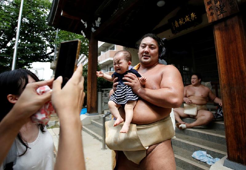 Đây là môn võ truyền thống của Nhật Bản, nhưng không nhiều người trẻ muốn theo đuổi sumo. Phần lớn thanh niên Nhật Bản không muốn chịu đựng việc luyện tập khổ cực hay phải sống theo nguyên tắc truyền thống. Đó là lý do ngày càng nhiều võ sĩ sumo là người nước ngoài.
