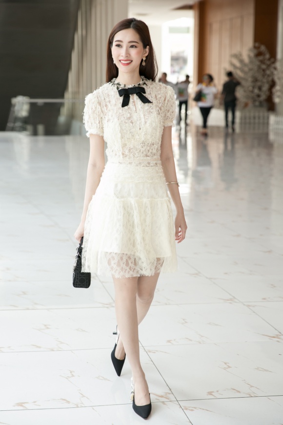 Dù chỉ diện sắc đen - trắng đơn giản nhưng Hoa hậu Việt Nam 2012 vẫn khiến công chúng ngẩn ngơ với vẻ đẹp không tì vết.
