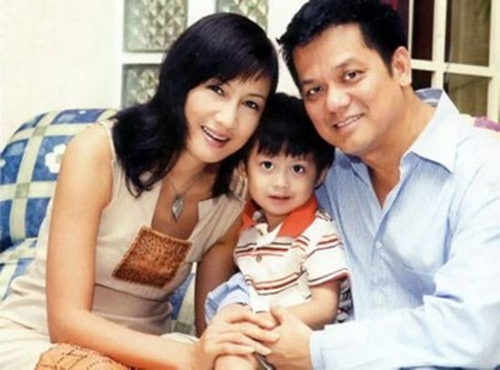 Hiền Mai lập gia đình khá muộn, năm 36 tuổi, chồng chị là người Việt Kiều. Tuy ít chia sẻ về gia đình nhưng theo nhiều người được biết chị có tổ ấm vô cùng yên ấm và hạnh phúc.