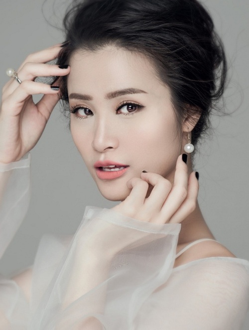 Ca sĩ Đông Nhi được nhiều fan ngưỡng mộ bởi chuyện tình đẹp như phim Hàn với Ông Cao Thắng, và cô ngày càng thành công hơn trong sự nghiệp, vươn xa ra thế giới với hàng loạt giải thưởng quốc tế.