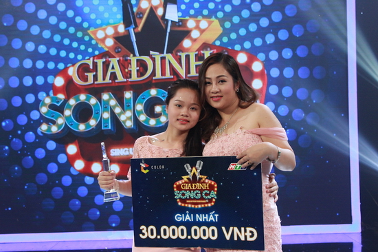 Trong khi đó, mẹ Kim Thoa và con gái Yến Nhi đạt 98 điểm, chiến thắng giải thưởng cao nhất 30 triệu đồng.