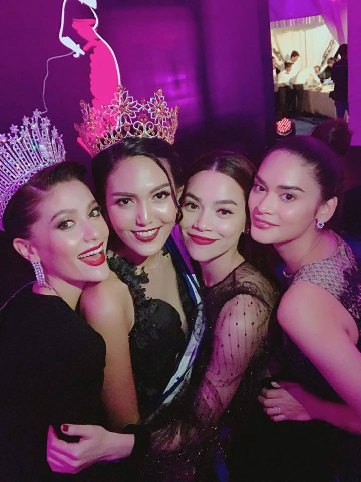 Tối 1/8, sự kiện Women's Journey Thailand tổ chức tại Thái Lan với sự có mặt của các hoa hậu thế giới. Hồ Ngọc Hà là khách mời hiếm hoi của Việt Nam tham dự sự kiện lần này. Nữ ca sĩ Cả một trời thương nhớ tạo dáng bên Hoa hậu Hoàn vũ Thái Lan Maria Poonlertlarp Ehren và Hoa hậu Hoàn vũ Thế giới 2015 Pia Alonzo.
