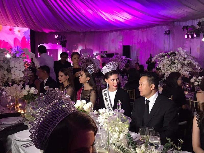Trong buổi tiệc dành cho các hoa hậu thế giới, Hồ Ngọc Hà ngồi ở bàn gần sát vị trí hoa hậu nước chủ nhà.