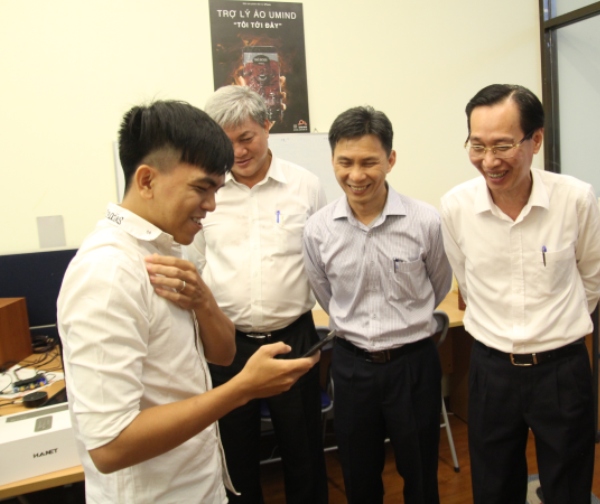 Phó Chủ tịch thường trực UBND TP.HCM Lê Thanh Liêm (bìa phải) cùng Giám đốc Sở KHCN Nguyễn Việt Dũng tỏ ra thích thú trước giải pháp ứng dụng trợ lý ảo thông minh đang được phát triển tại ITP.