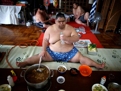 Cuộc sống chật vật của võ sĩ sumo thời hiện đại
