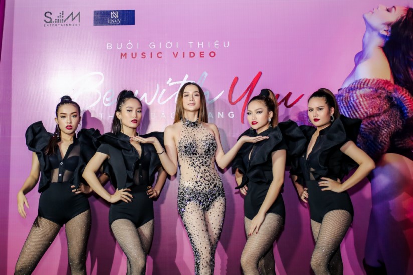 Thiều Bảo Trang đọ dáng cùng 4 nữ vũ công xinh đẹp.
