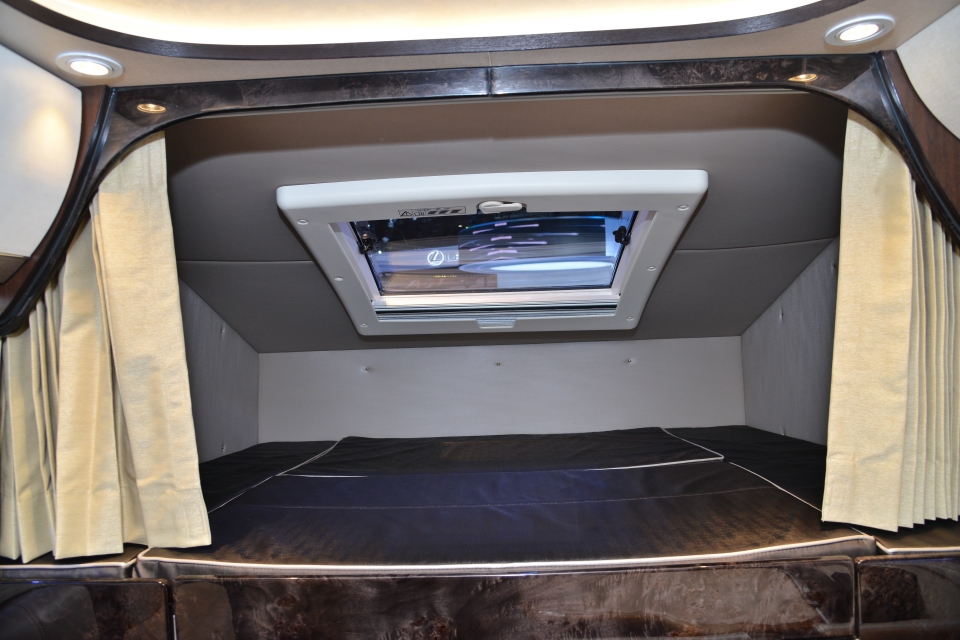 Phần không gian phía trên cabin lái được nhà sản xuất tận dụng để làm giường ngủ cho hành khách phía sau