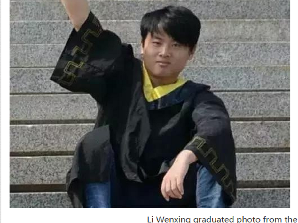 Lý Văn Tinh khi tốt nghiệp tại Đại học Đông Bắc ở thành phố Thẩm Dương, tỉnh Liêu Ninh, Trung Quốc - Ảnh chụp màn hình BestChinaNews