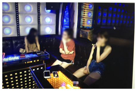 Hà Nội: Hàng chục nam, nữ 'bay lắc' điên cuồng trong quán karaoke