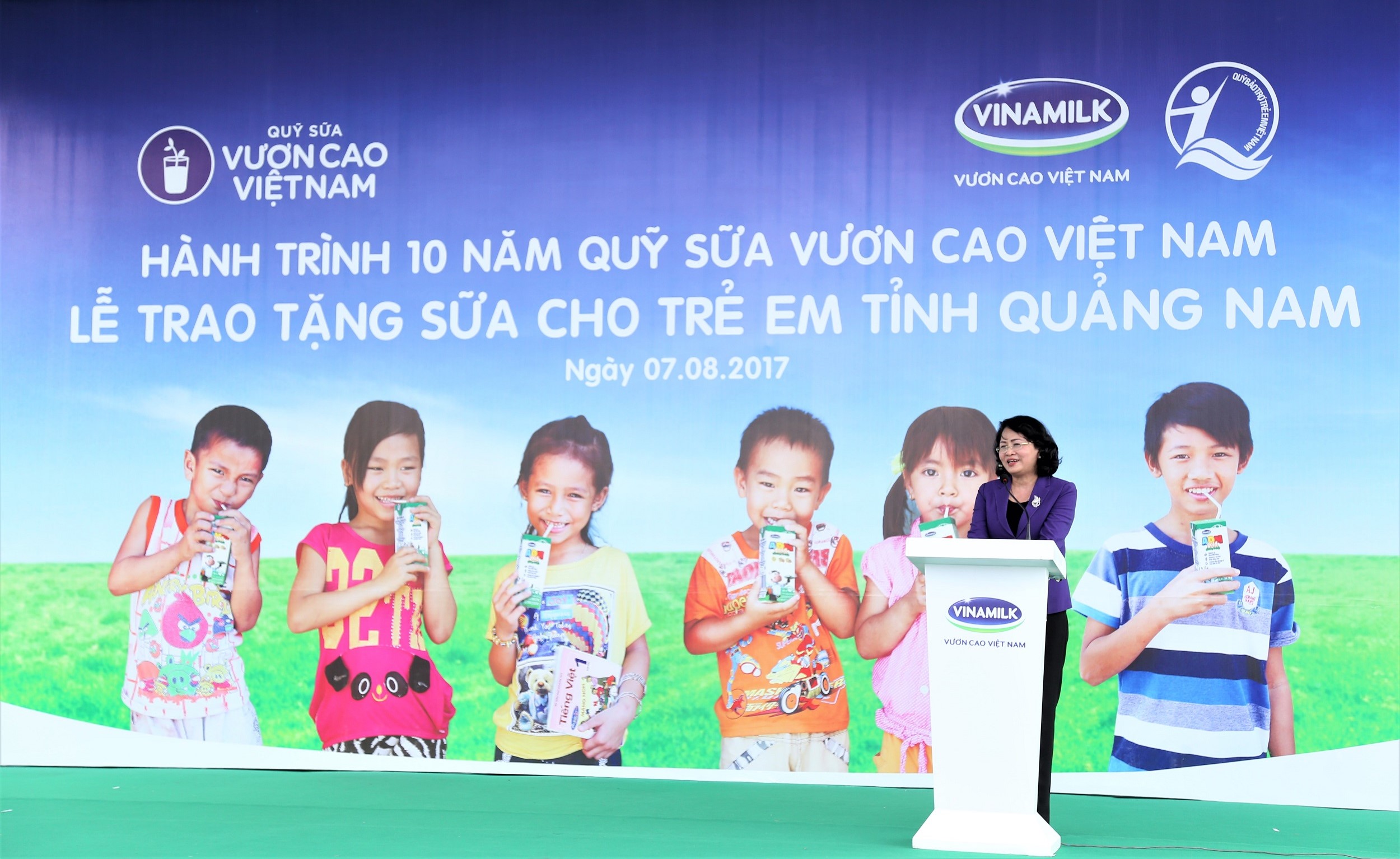 Bà Đặng Thị Ngọc Thịnh - Ủy viên Ban Chấp hành Trung ương Đảng, Phó Chủ tịch nước Cộng hòa Xã hội Chủ nghĩa Việt Nam phát biểu tại buổi lễ Trao sữa