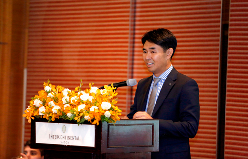Ông Choi Duk Jun, Giám đốc Điều hành khối Xe du lịch Mercedes-Benz phát biểu tại buổi lễ công bố.