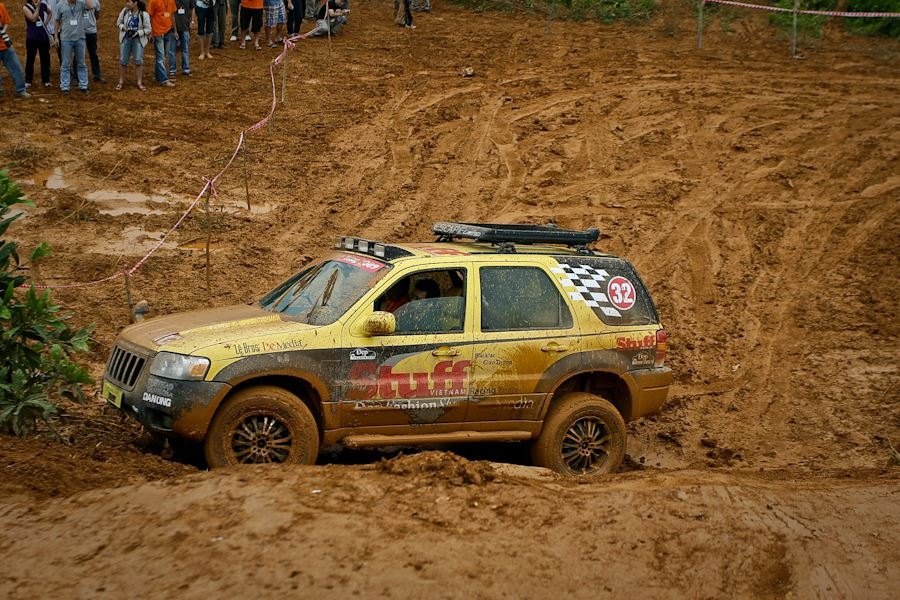 Vô lăng Vàng 2009 đánh dấu lần đầu tiên giải đấu được tổ chức một cách quy củ, Trong Ảnh là chiếc Jeep Grand Cherokee đang thử sức trên đường bùn trơn trượt.