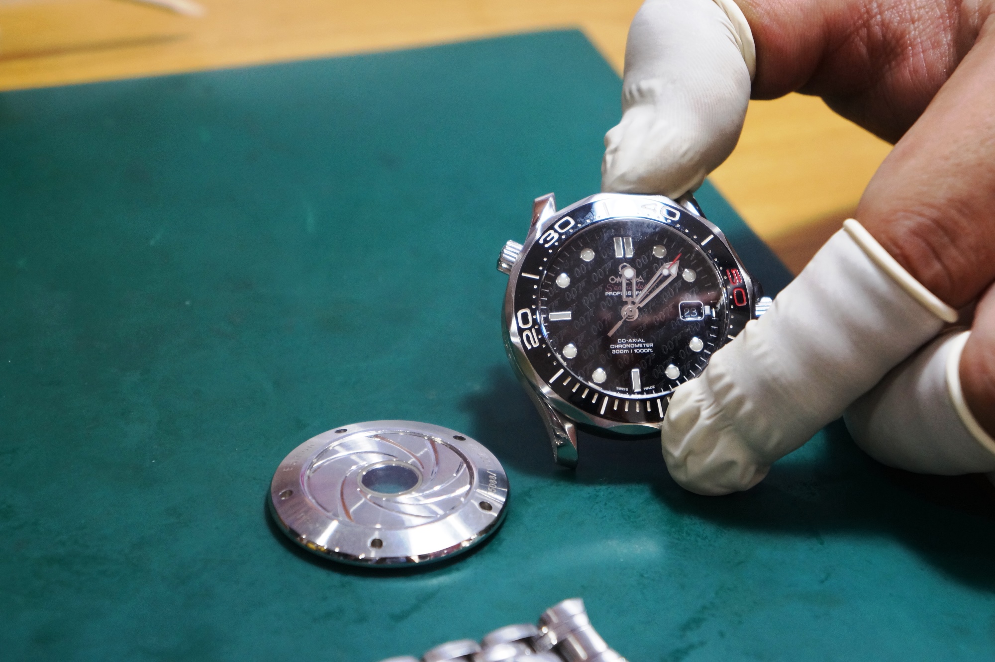 Chiếc đồng hồ Omega super fake giá 4.000 USD chỉ được phát hiện là hàng nhái khi đem đi sửa. Ảnh:KN