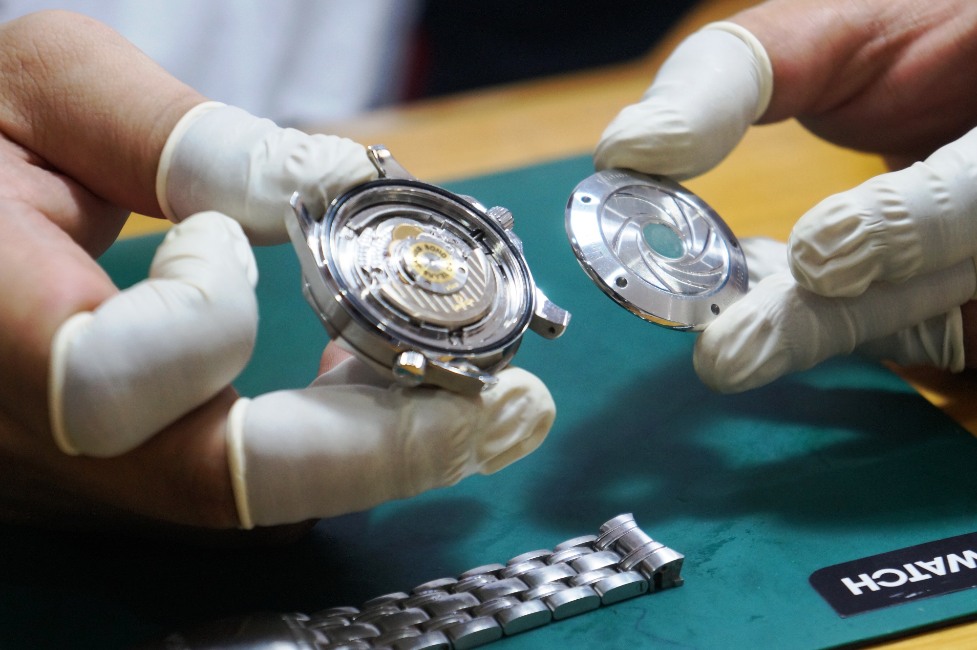 'Bổ' máy đồng hồ Omega James Bond super fake giá 4.000 USD