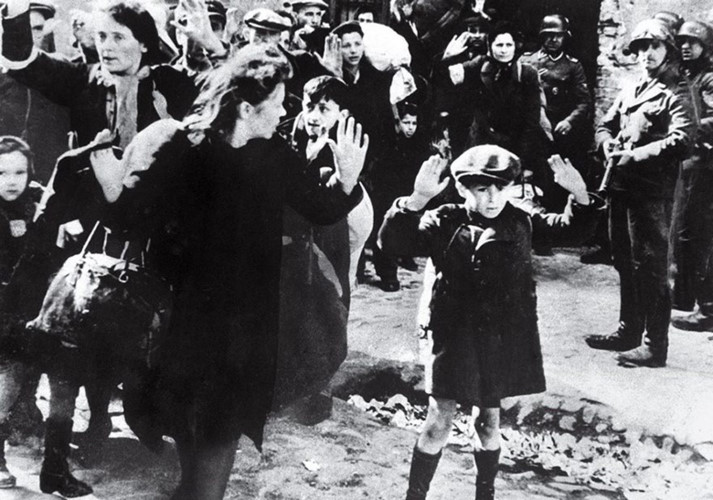 Bức ảnh cậu bé Do Thái giơ tay đầu hàng lính Đức trong cuộc càn quét của quân phát xít tại khu ổ chuột của Warsaw, Ba Lan năm 1943 là một trong những bức ảnh gây nhiều tranh cãi nhất trong lịch sử. Có nhiều giả thiết xoay quanh danh tính của cậu bé - nhân vật chính trong bức hình nhưng đến nay người ta vẫn chưa tìm ra.