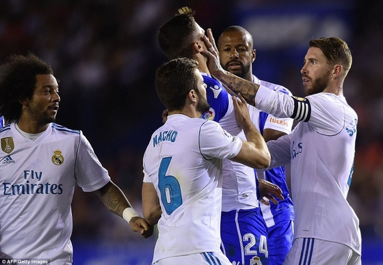Ramos để lại hình ảnh xấu ở trận ra quân của Real Madrid
