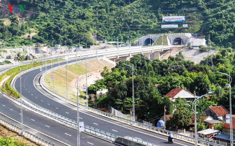 Đường, cầu dẫn tại phía Bắc hầm Đèo Cả, huyện Đông Hòa, Phú Yên.