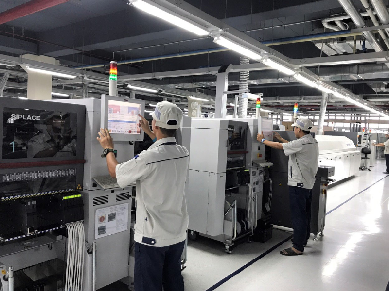 Hình ảnh dây chuyền sản xuất thiết bị trong nhà máy của VNPT Technology