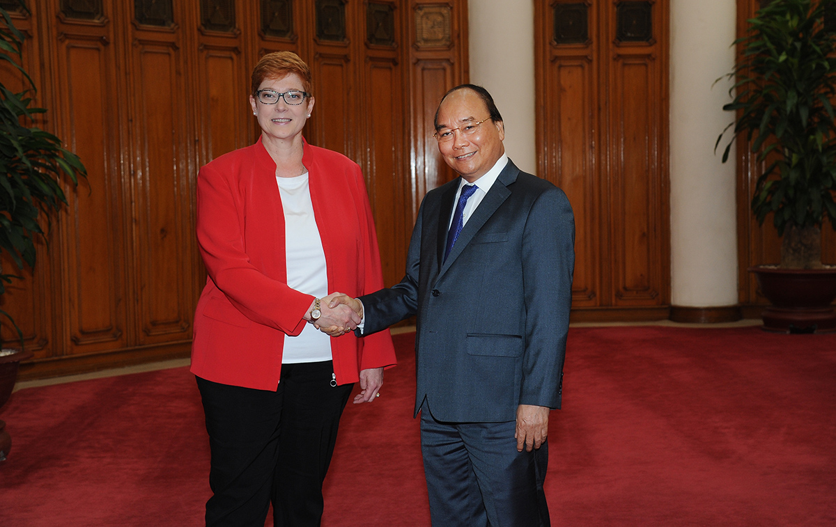 Bộ trưởng Quốc phòng Australia, bà Marise Payne và Thủ tướng Nguyễn Xuân Phúc tại Hà Nội vào ngày 24/8/2017.