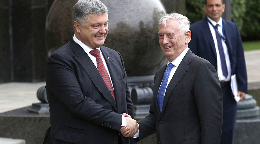 Bộ trưởng Quốc phòng Mỹ (bên phải) và Tổng thống Ukraine