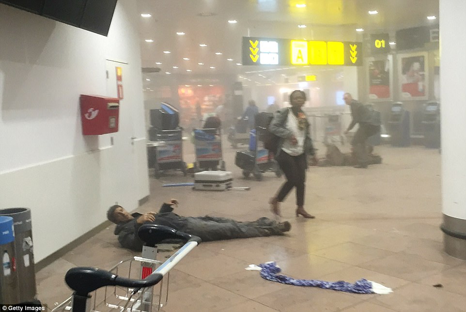 Sân bay Brussels Zaventem và ga tàu điện ngầm Maalbeek, Brussels, Bỉ - 22/3/2016: Thủ đô Brussels - “trái tim của châu Âu” đã phải hứng chịu một loạt vụ tấn công khủng bố liên hoàn vào ngày 22/3/2016. Vào ngay đầu giờ sáng, hai quả bom đã phát nổ ở khu vực sân bay Zaventem và hơn một giờ sau, một quả bom tiếp tục phát nổ ở ga tàu điện ngầm trung tâm Maalbeek. Vụ tấn công liên hoàn đã khiến 32 người thiệt mạng và 340 người khác bị thương.