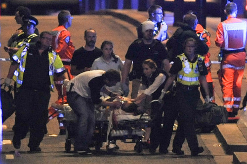 Chợ Borough và Cầu London – 3/6/2017: 8 người đã thiệt mạng khi 3 kẻ tấn công lái xe lao vào khách bộ hành trên Cầu London trước khi thực hiện những cuộc tấn công điên dại bằng dao nhằm vào những người đang đi chơi đêm ở Chợ Borough Market. 3 kẻ tấn công sau đó đã bị cảnh sát bắn chết.