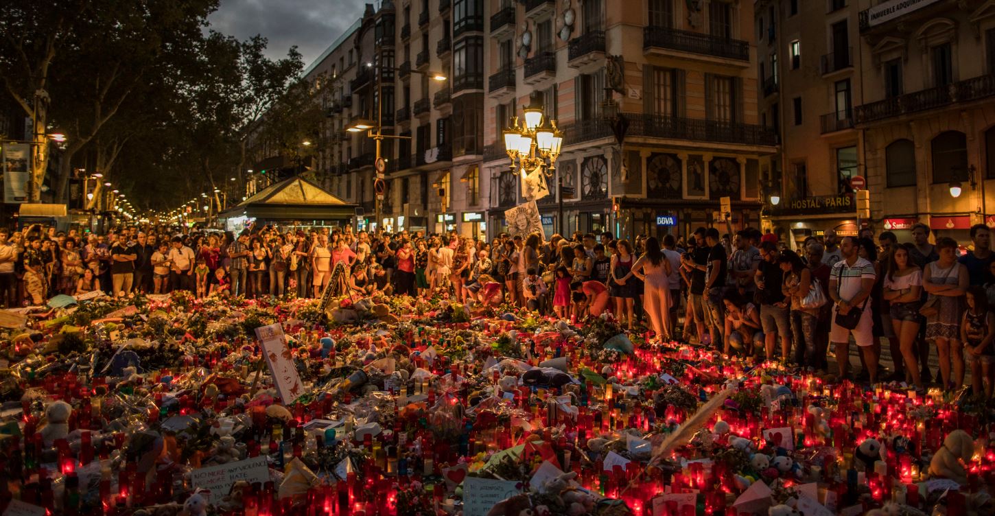 Barcelona, Tây Ban Nha – 17/8/2017: Kẻ tấn công lái một chiếc xe tải trắng với tốc độ khoảng 100km/h điên cuồng lao vào đám đông người dân ở khu vực quận du lịch sầm uất và nhộn nhịp giữa thành phố Barcelona của Tây Ban Nha, khiến 13 người thiệt mạng và hơn 100 người bị thương. Các nạn nhân đến từ ít nhất 18 quốc gia bởi nơi xảy ra vụ tấn công là khu vực sầm uất Las Ramblas – một trong những khu vực nổi tiếng nhất ở Barcelona. Đây là nơi thu hút cả du khách và người địa phương.