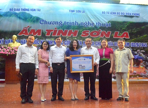 Đại diện Tập đoàn Tân Á Đại Thành cùng Bộ trưởng Bộ Giao thông vận tải, Chủ tịch UBND tỉnh Sơn La và đại diện các ban ngành trao tặng 100 bồn nước tới bà con vùng lũ huyện Mường La, Sơn La.