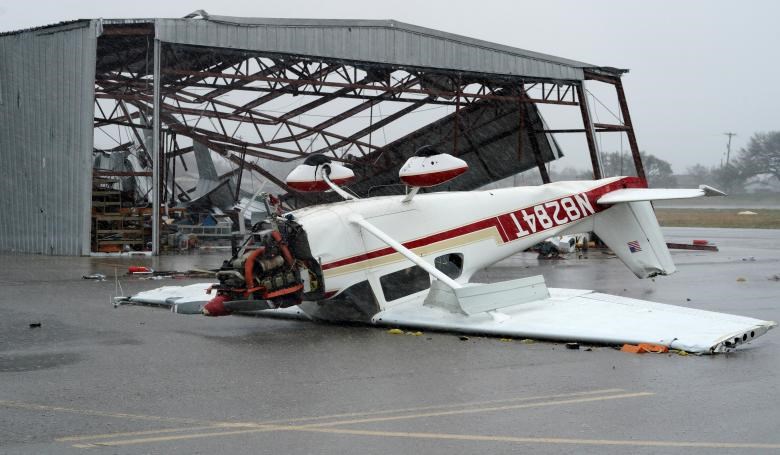 Được biết, do ảnh hưởng của bão Harvey, hàng nghìn cư dân đã phải sơ tán đến nơi an toàn. Ảnh: Một chiếc máy bay bị lật úp tại sân bay gần Fulton. Ảnh: Reuters.