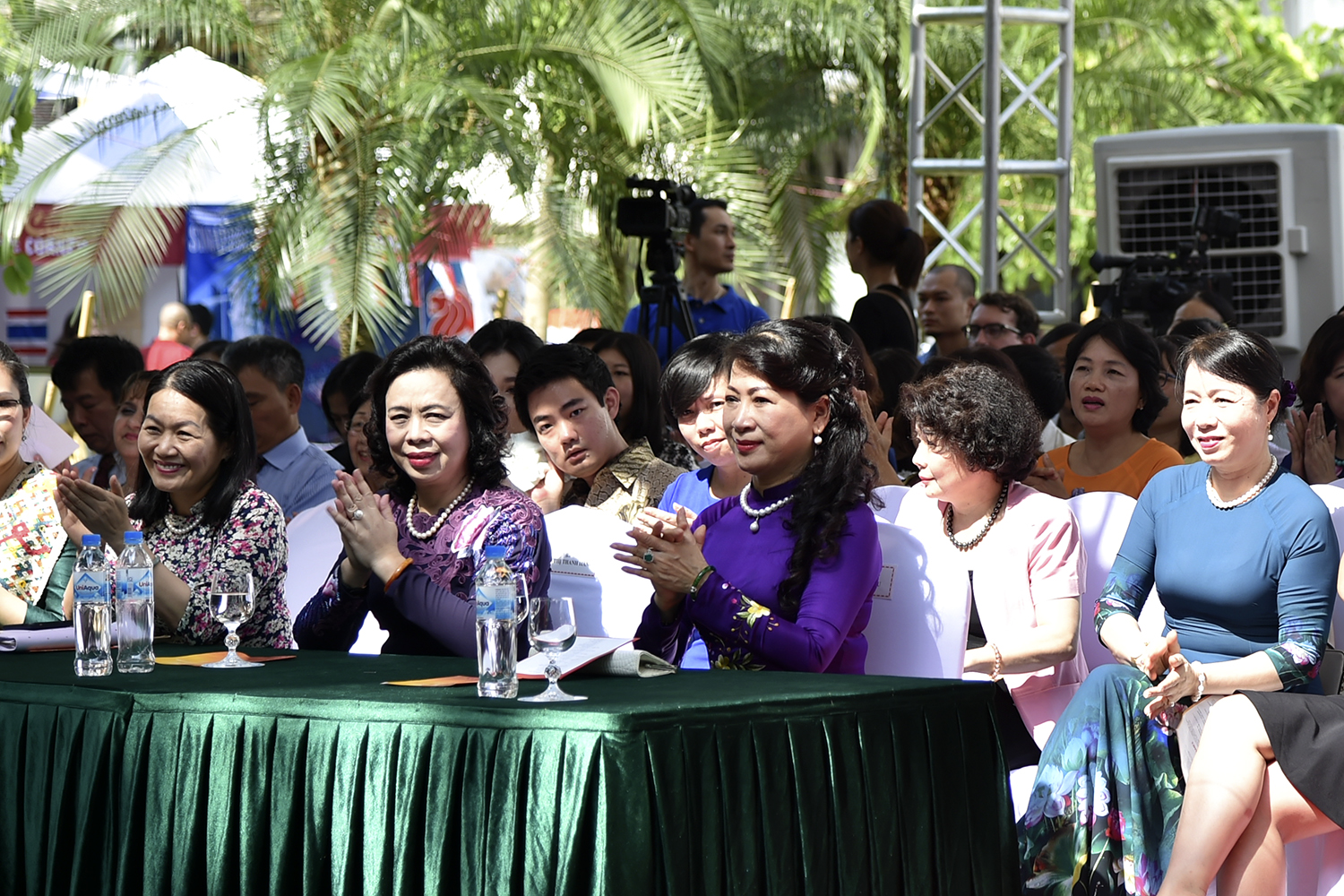  Bà Trần Nguyệt Thu (mặc áo dài tím), Phu nhân Thủ tướng Chính phủ Nguyễn Xuân Phúc, là khách mời danh dự của Lễ hội Vàng ASEAN