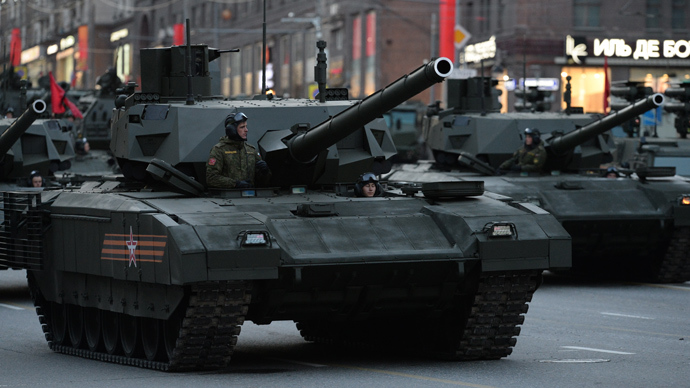 T-14 lần đầu tiên ra mắt công chúng là vào ngày 29/4/2015 trong buổi diễn tập cho lễ diễu binh mừng Ngày Chiến thắng ở thủ đô Moscow. Tuy nhiên, khi đó, tháp pháo của nó bị che lại. Chiếc siêu xe tăng này chỉ được trình làng chính thức vào ngày 9/5/2015 trong lễ mừng Ngày Chiến thắng.