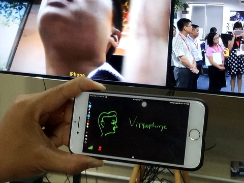Người dùng có thể thao tác viết, vẽ trên màn hình cảm ứng, ngay lập tức hình ảnh được đồng bộ gửi tới các đầu cầu còn lại. Trên đây là một đầu cầu sử dụng smartphone.