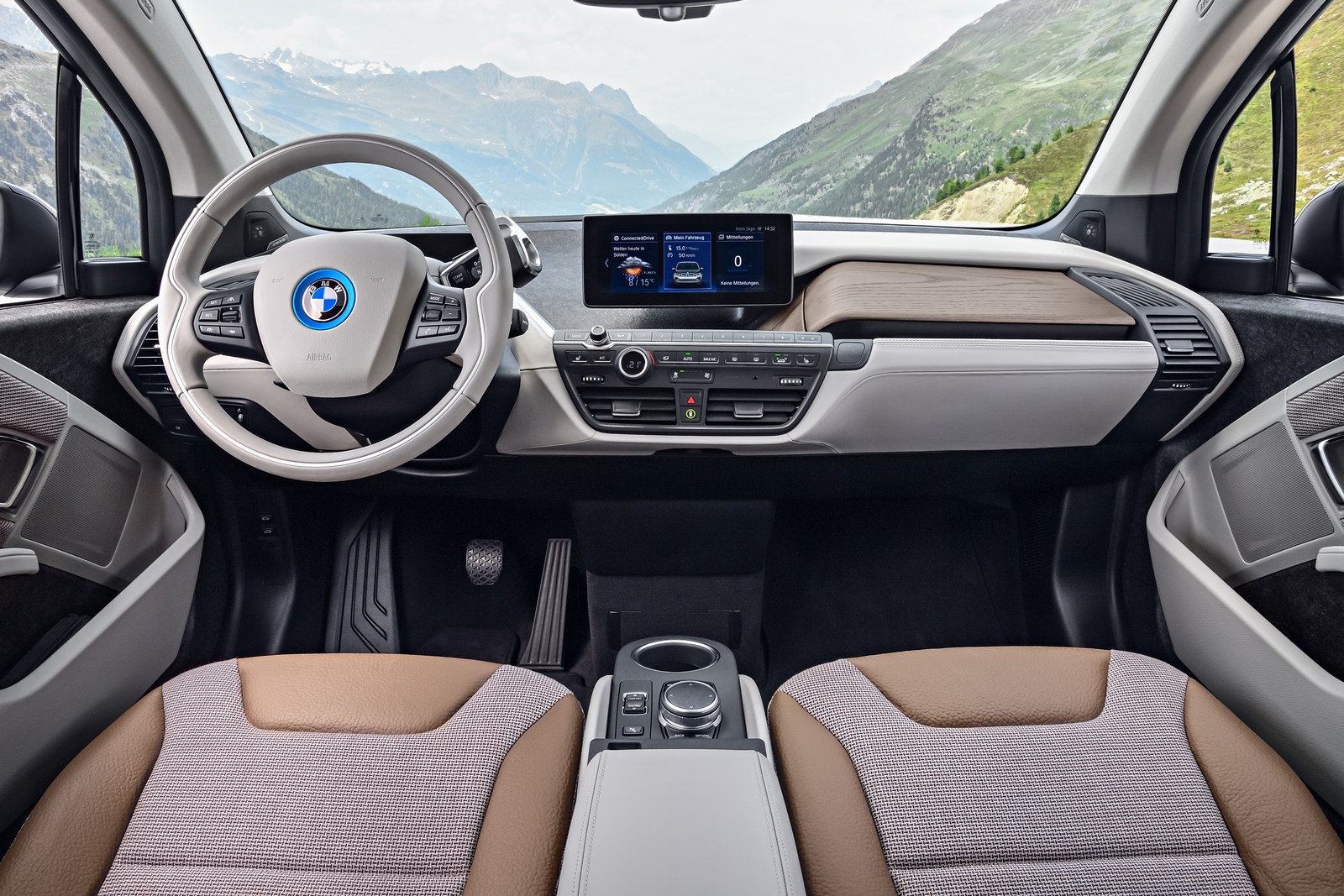 Phiên bản BMW i3 thương mại ra mắt tháng 7/2013, sau đó chính thức được sản xuất hàng loạt từ tháng 9/2013.