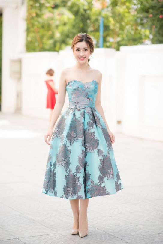 Hoa hậu Việt Nam Đỗ Mỹ Linh tiếp tục chọn xuất hiện trong chiếc váy nằm trong BST mới nhất Thu – Đông của NTK Hoàng Hải.