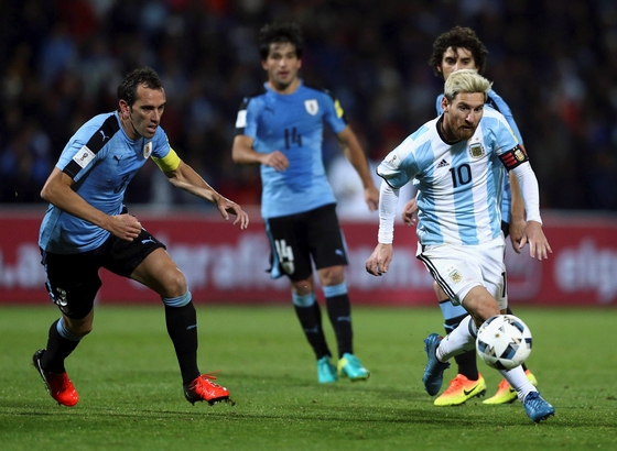Messi gây ra vô vàn khó khăn cho Uruguay ở trận lượt đi