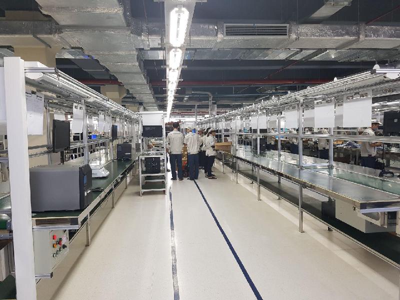 Phần lớn dây chuyền sản xuất bên trong nhà máy sản xuất của VNPT Technology đã được tự động hóa và mỗi một dây chuyền có khoảng 05 công nhân và kỹ sư đứng giám sát hoạt động của máy móc thiết bị.