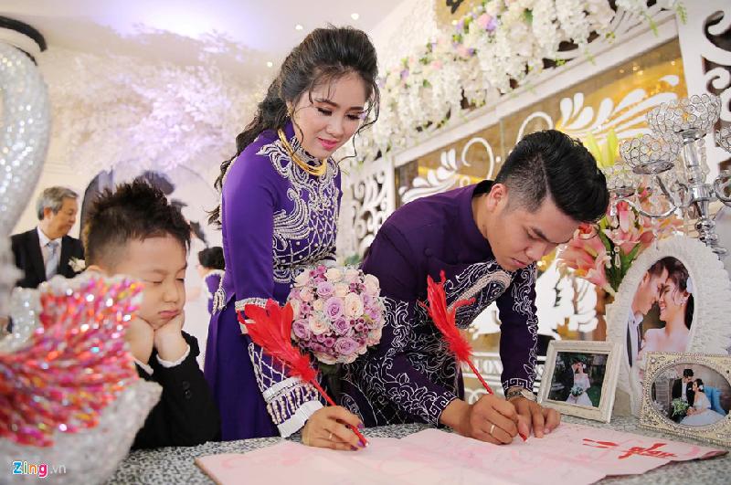 Tiệc cưới của Lê Phương và ông xã Lê Trung Kiên diễn ra tại một nhà hàng sang trọng ở thành phố Trà Vinh. Cà Pháo luôn bên cạnh mẹ và cha dượng trong ngày vui. Cậu bé 5 tuổi khá dạn dĩ trước ống kính máy ảnh.