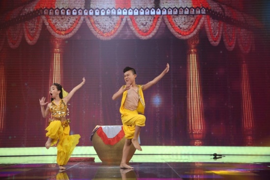 Cặp thí sinh Hữu Tú và Bảo Châu trong trang phục đặc trưng của dân tộc Ấn Độ biểu diễn đầy dẻo dai và uyển chuyển trên nền nhạc sôi động.