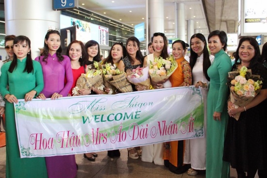 Đông đảo nhân viên công ty, bạn thân và chủ các đại lý đã chuẩn bj hoa và băng rôn từ sớm ở sân bay để mừng chị trở về.