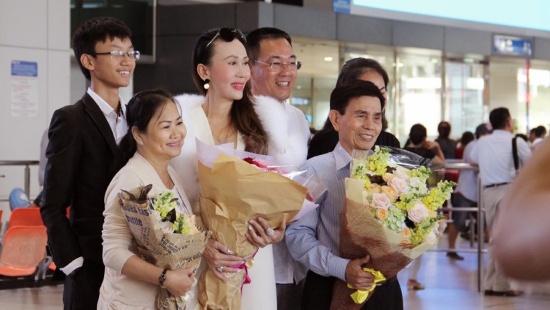 Gia đình và người thân có mặt tại sân bay để chúc mừng Hoa hậu Đỗ Lan.