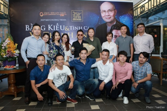 Ngay trước thềm liveshow Vũ Thành An sắp tới, nam danh ca Bằng Kiều đã có một buổi họp FC thân mật và vui vẻ cùng fan hâm mộ tại Hà Nội.
