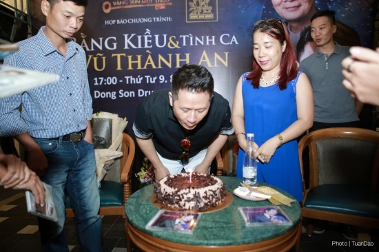Bằng Kiều trẻ trung bên người hâm mộ.