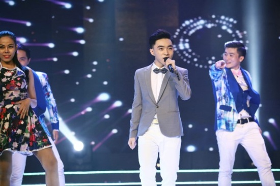  Trung Quang - nam ca sĩ trẻ hát dòng nhạc Bolero xuất hiện trên sân khấu với phong cách gần gũi nhưng đầy sang trọng.