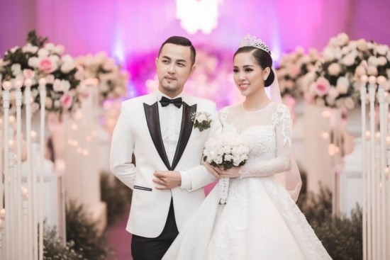 Anh trai Bảo Thy - Thế Bảo diện vest bảnh bao bên cô dâu Thùy Trang trong lễ cưới.