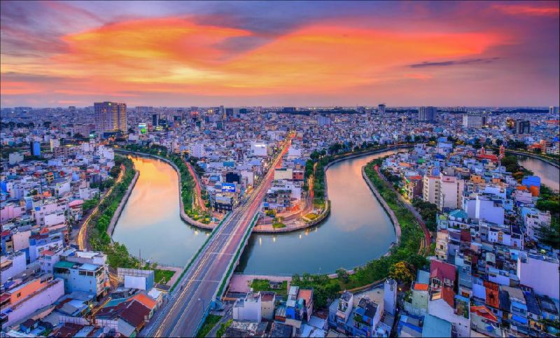 Dòng kênh Nhiêu Lộc - Thị Nghè uốn lượn rất đẹp theo hình cung đàn, đổ ra sông Sài Gòn. Sau khi được 