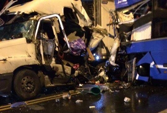 Tai nạn kinh hoàng giữa xe khách và xe container khiến nhiều người thương vong