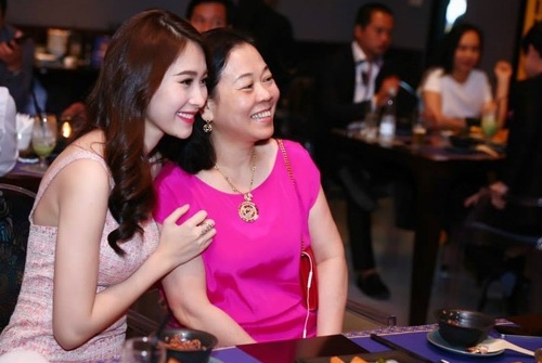 Tháng 11/2014, Đặng Thu Thảo xuất hiện chính thức bên bạn trai trong một sự kiện do gia đình Trung Tín tổ chức. Trong ảnh là người đẹp họ Đặng thoải mái tươi cười bên mẹ của Trung Tín. 