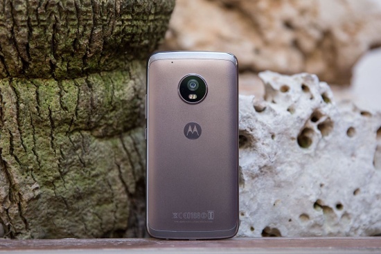 Đáng chú ý Moto G5 Plus sở hữu cụm camera khá ấn tượng với camera chính độ phân giải 12 megapixel khẩu độ lớn f/1.7, hỗ trợ lấy nét theo pha, cùng khả năng quay video 4K. Camera trước độ phân giải  5 megapixel để phục vụ nhu cầu selfie.