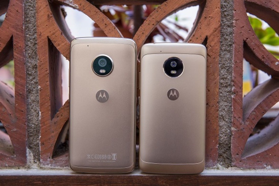 Motorola Moto G5 Plus có ba phiên bản khác nhau về dung lượng RAM có các tùy chọn từ 2GB đến 4GB và có hai phiên bản bộ nhớ 32GB hoặc 64GB tùy theo thị trường, tất cả đều hỗ trợ khe cắm thẻ nhớ lên đến 128GB. Ngoài ra, G5 Plus hỗ trợ 2 sim và pin dung lượng 3.000mAh.